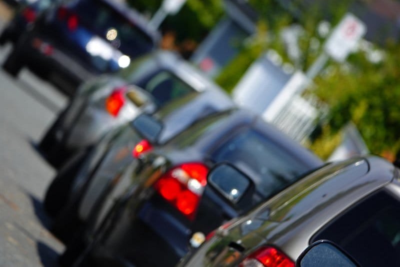 Rangée de véhicules d'occasion sur un parking professionnel